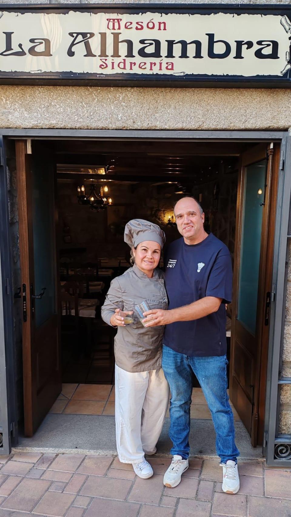 David Fernández y Lilian Domínguez del Mesón La Alhambra.