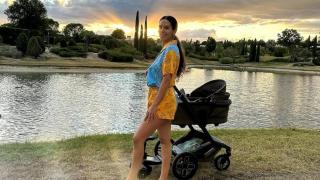Cristina Pedroche dando un paseo a su hijo.