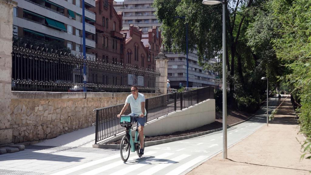 Un ciclista circulando por el Paseo Isabel la Católica