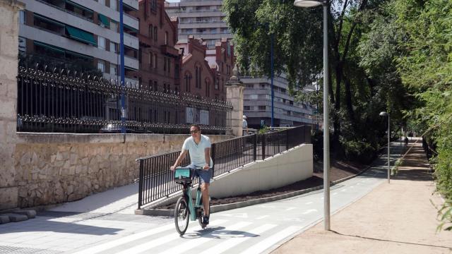 Un ciclista circulando por el Paseo Isabel la Católica