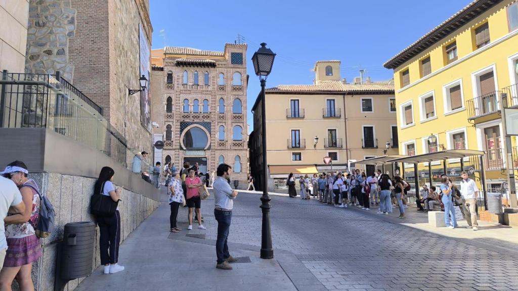 Turistas esperando en las escaleras del Museo del Ejército.