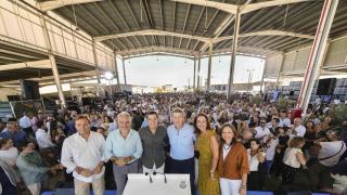 El presidente nacional del PP, Alberto Núñez Feijóo, y el presidente de la Junta de Andalucía y de los populares andaluces, Juanma Moreno, participan en el acto de inicio de curso político del PP andaluz en Alhaurín el Grande (Málaga)
