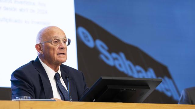 Josep Oliu, presidente de Banco Sabadell, tras la presentación del informe del consejo donde se rechaza la oferta de BBVA.