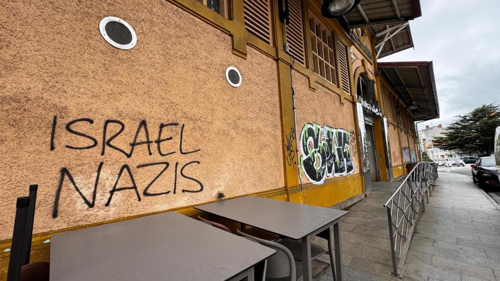 Graffitis en una de las paredes del mercado de Bouzas, en Vigo