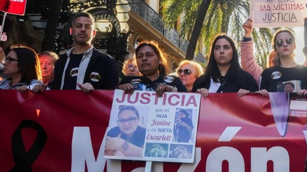 Cartel que llevan los familiares de la fallecida embarazada en la dana, en la sexta manifestación por la gestión de la tragedia. Europa Press / Jorge Gil