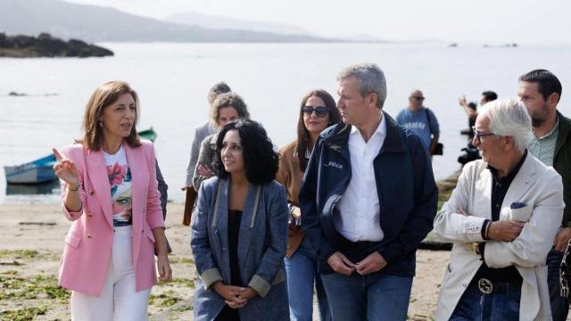 Alfonso Rueda, este viernes en una visita a la antigua fábrica ballenera de Caneliñas en Cee, A Coruña.