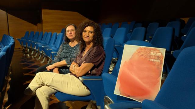 Pilar Tébar y Alicia Garijo en las butacas del Arniches este viernes.