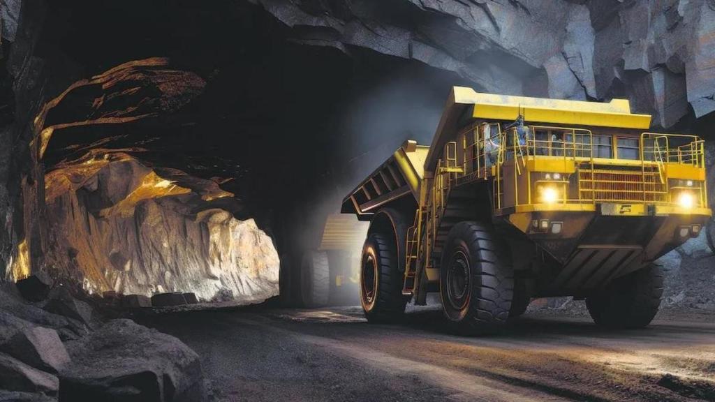 Un camión por unos túneles de una extracción minera subterránea.