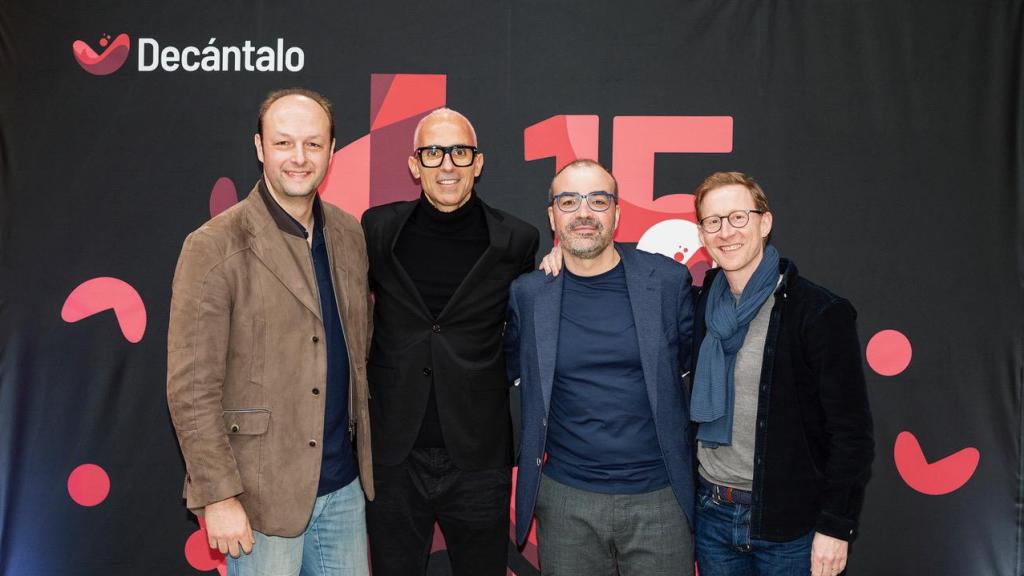 De izquierda a derecha: Jean-Alexandre Manchés, principal accionista del Grupo Melchior Wines; Hector Pla, cofundador de Decántalo; Oriol RIpoll, cofundador de Decántalo; y GIlles Raison, CEO del Grupo Melchior Wines.