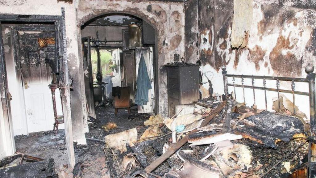 Casa afectada por un ataque con cócteles molotov el 25 de abril en las afueras de Cork.