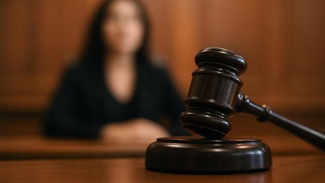 La esposa de un exsenador de Estados Unidos es condenada a prisión y acusa a su pareja