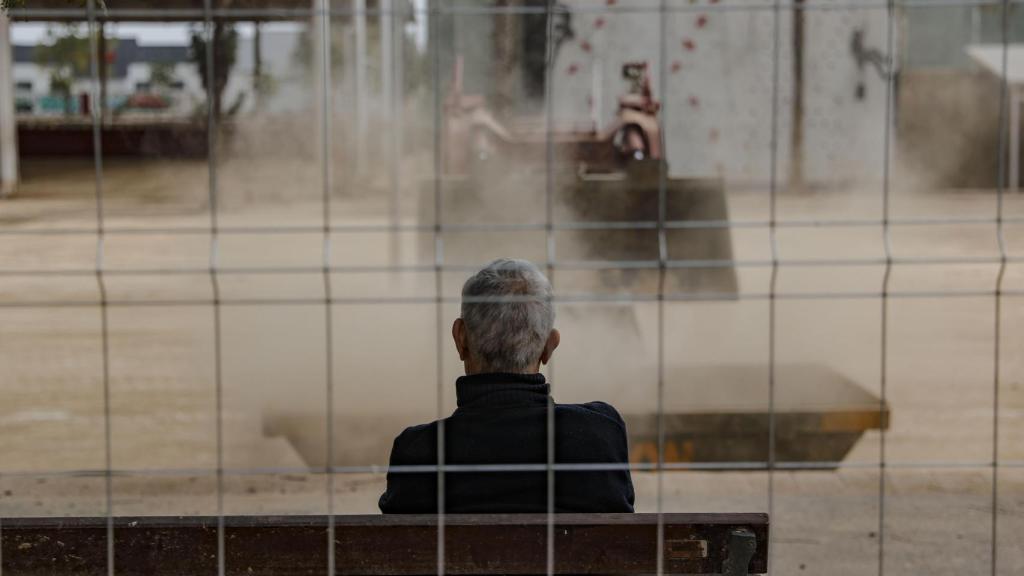 Trabajos de limpieza y acondicionamiento del polideportivo de Paiporta (Valencia), afectado por la dana. Efe / Manuel Bruque