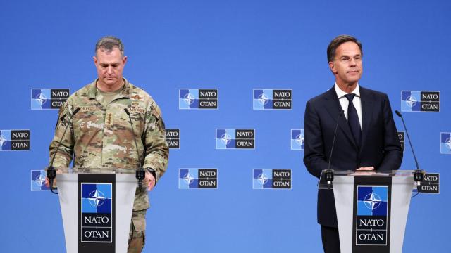 El secretario general de la OTAN, Mark Rutte, y el comandante supremo aliado en Europa, Alexus G. Grynkewich.