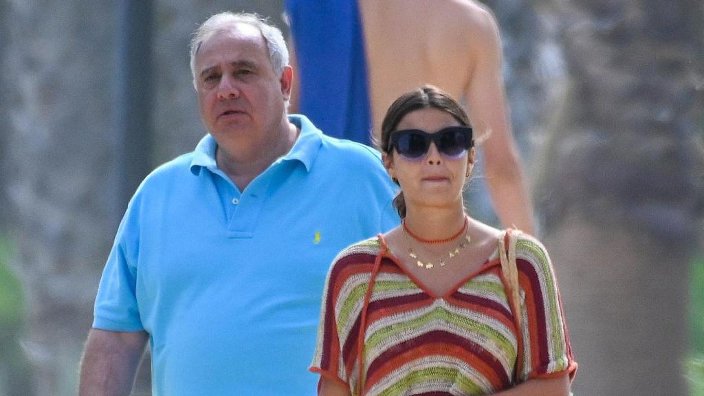 Fernando Martínez de Irujo junto a su sobrina Cayetana Rivera, en Marbella en 2021.