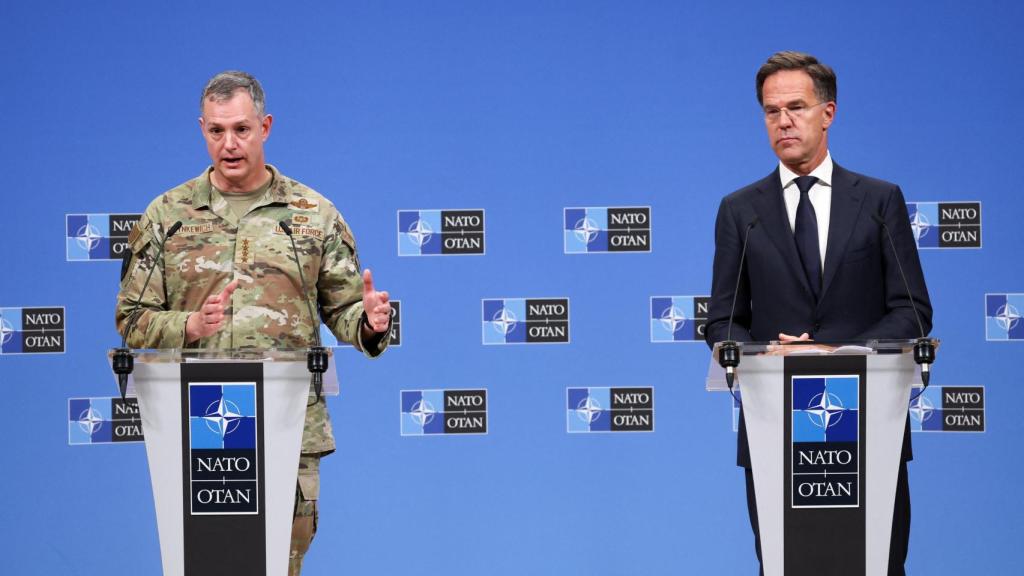 El secretario general de la OTAN, Mark Rutte, y el comandante supremo aliado, Alexus G. Grynkewich, durante la rueda de prensa de este viernes en Bruselas