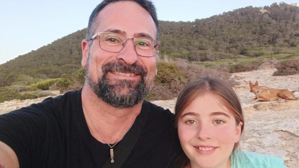 Fernando Alves junto a su hija