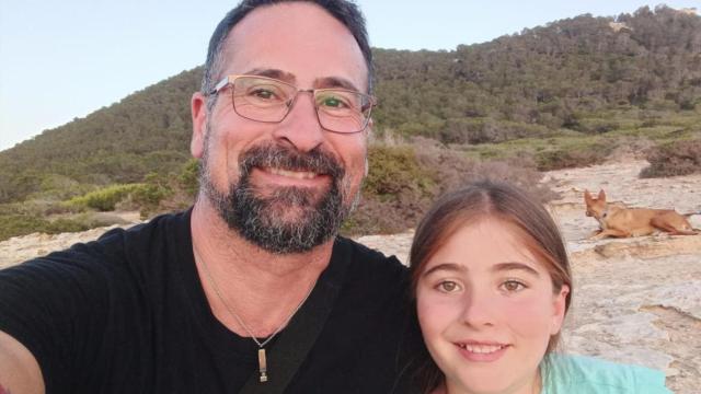 Fernando Alves junto a su hija