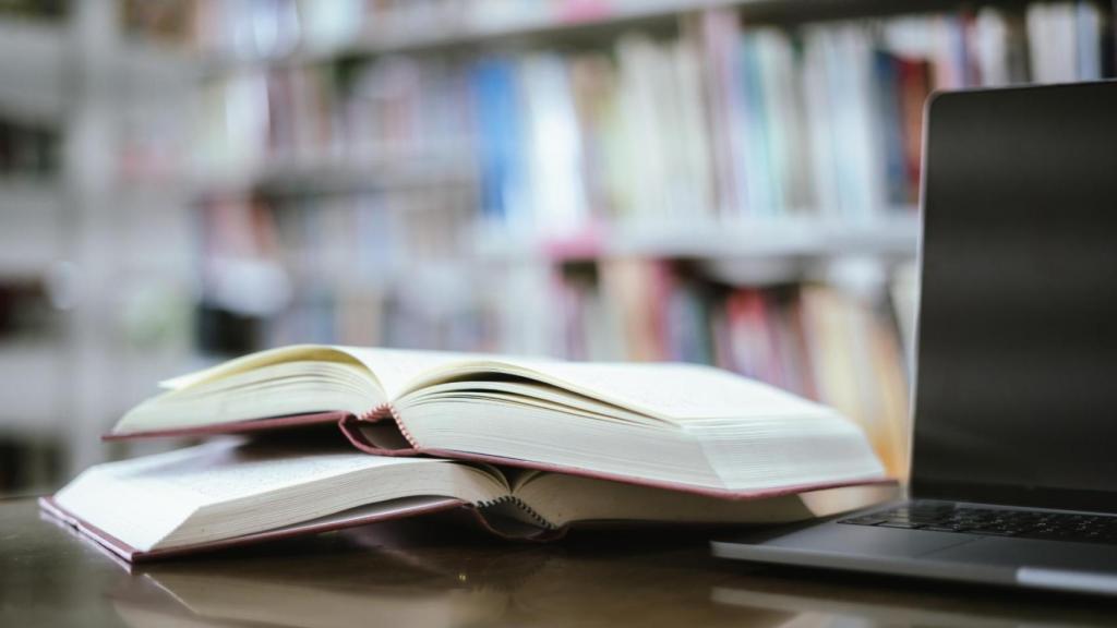 Dos libros y un ordenador portátil en primer plano