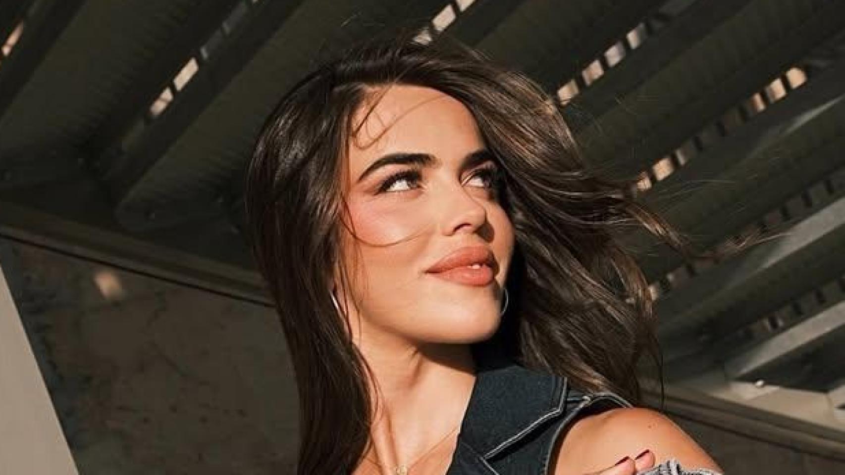 Violeta Mangriñán con un bolso de Desigual.