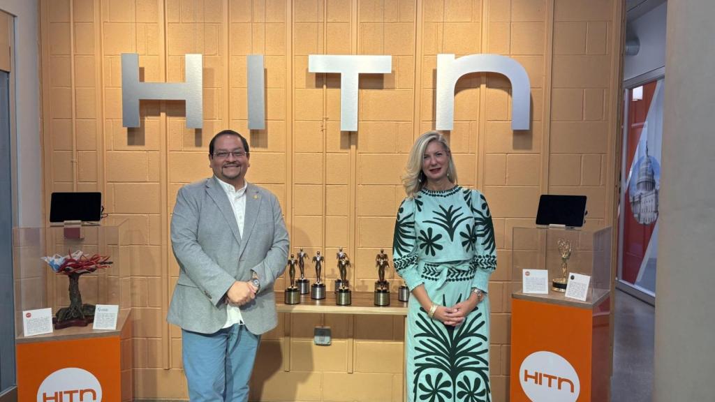 Irene Carvajal con Fernando Cárdenas (cadena HITN)