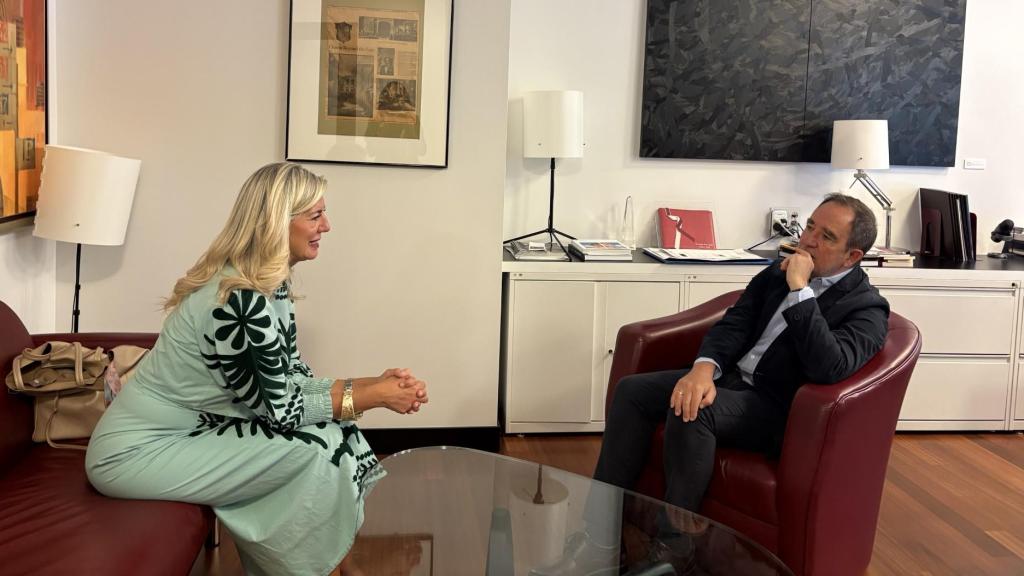 Irene Carvajal con Javier Valdivielso (Instituto Cervantes)
