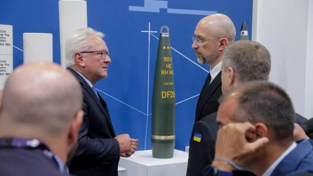 Armin Papperger, director ejecutivo de Rheinmetall (izquierda), junto a Denís Shmihal, ministro de Defensa