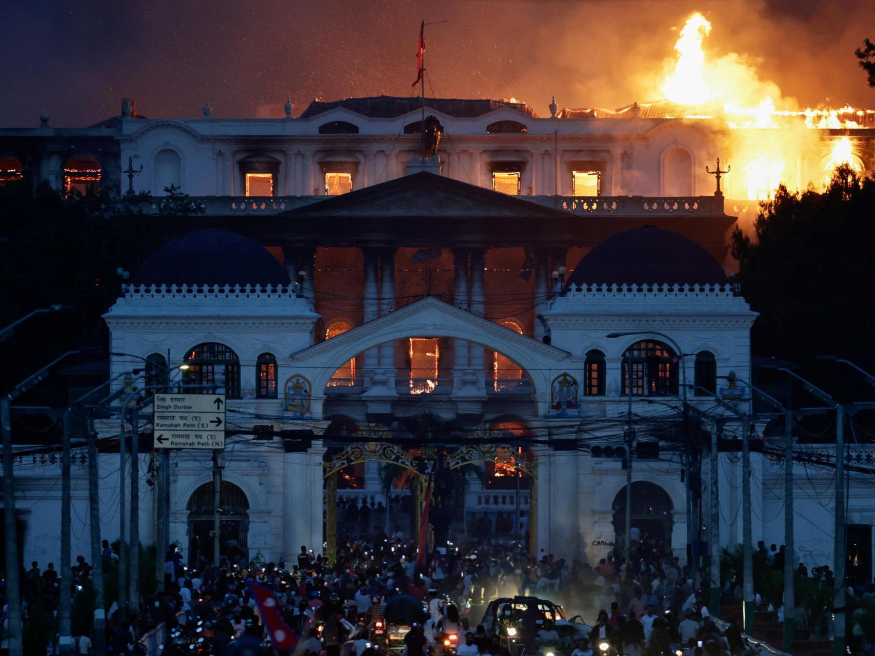 La oficina del primer ministro nepalí, en llamas.