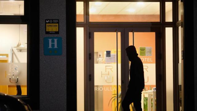 Uno de los migrantes refugiados en el hotel en el que permanecen alojados en protesta por la denegación de sus solicitudes de asilo, a 20 de febrero de 2025, en Monterroso, Lugo.