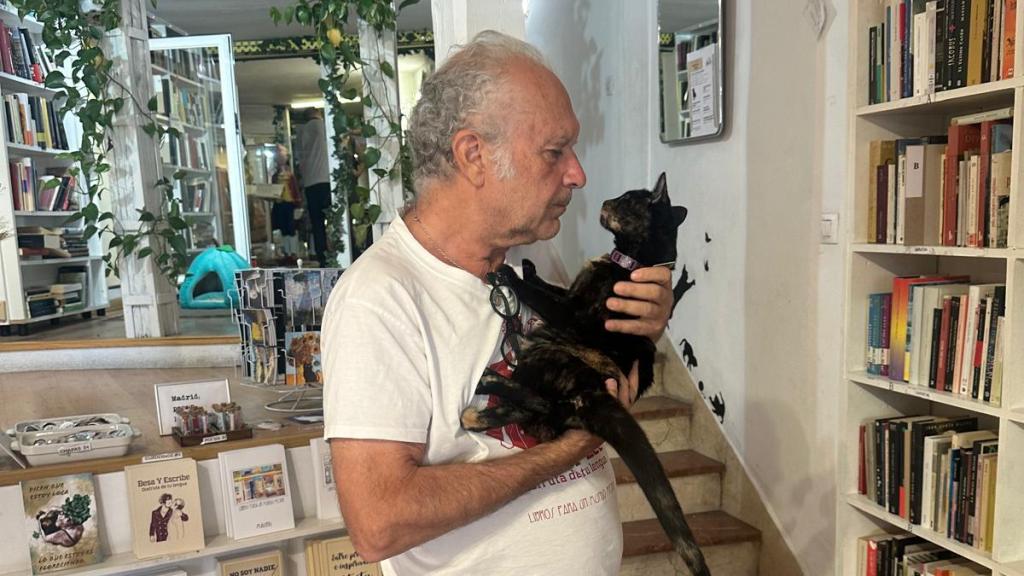 Fernando Acero Campos con la gata de la librería.
