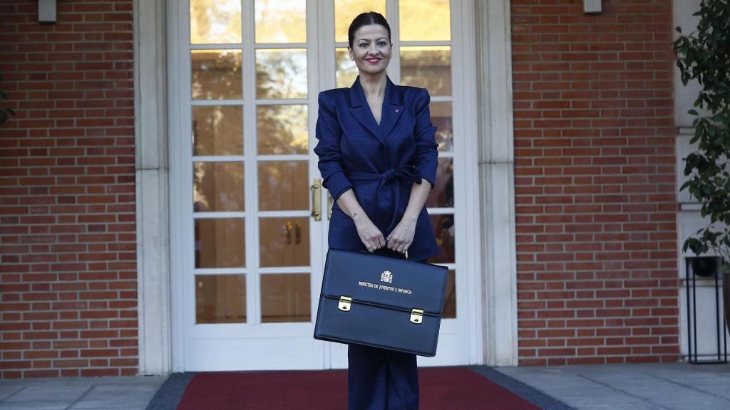 La ministra de Juventud e Infancia, Sira Rego, posa con su cartera en la escalinata del edificio del Consejo de Ministros.