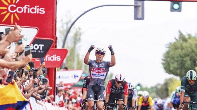 El belga Jasper Philipsen se impone al sprint en la meta de Guijuelo