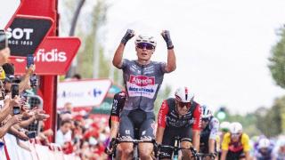 El belga Jasper Philipsen se impone al sprint en la meta de Guijuelo