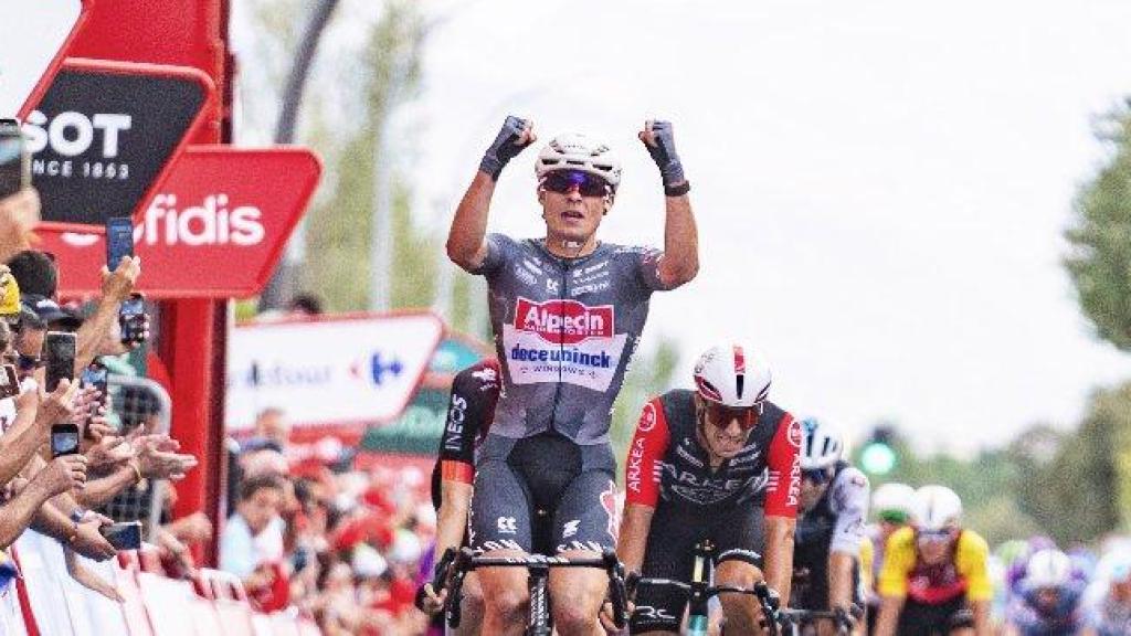 El belga Jasper Philipsen se impone al sprint en la meta de Guijuelo
