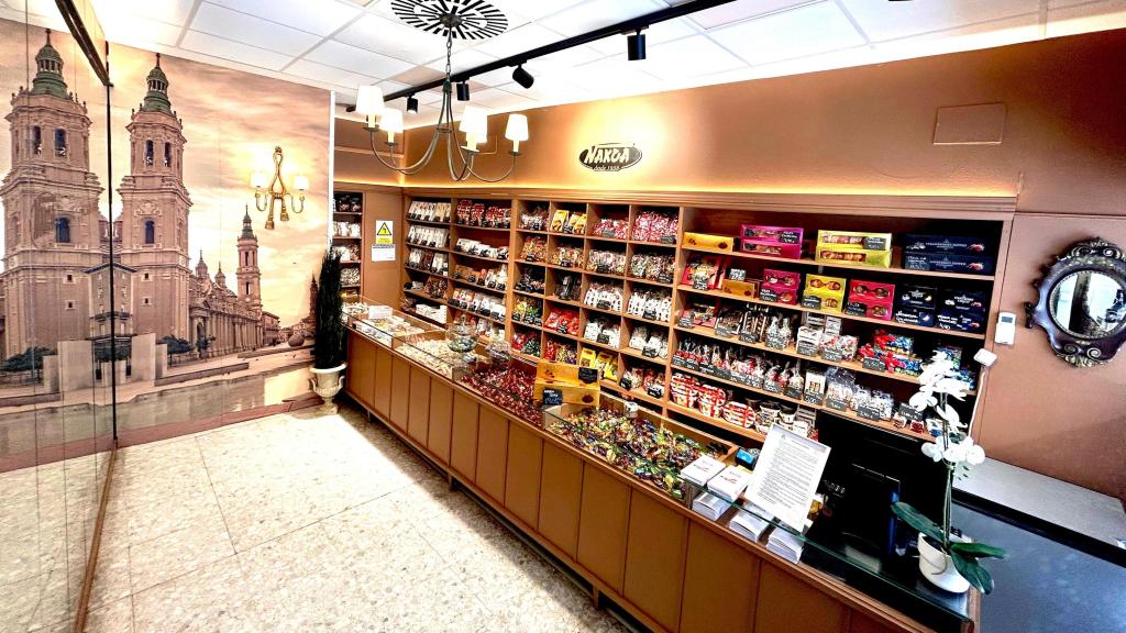 Interior de la tienda de chocolates Nakoa en Zaragoza.