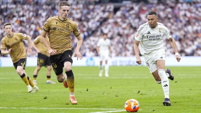 Mbappé conduce el balón en el último partido disputado ante la Real Sociedad.