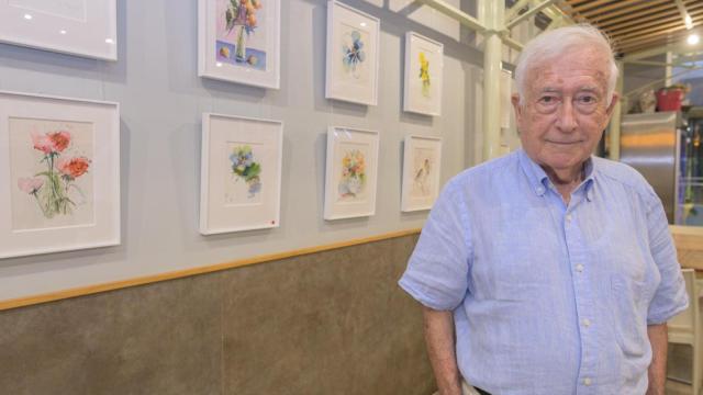 Gonzalo Gómez (87) expone sus primeros cuadros en el Mercado de Colón. EE