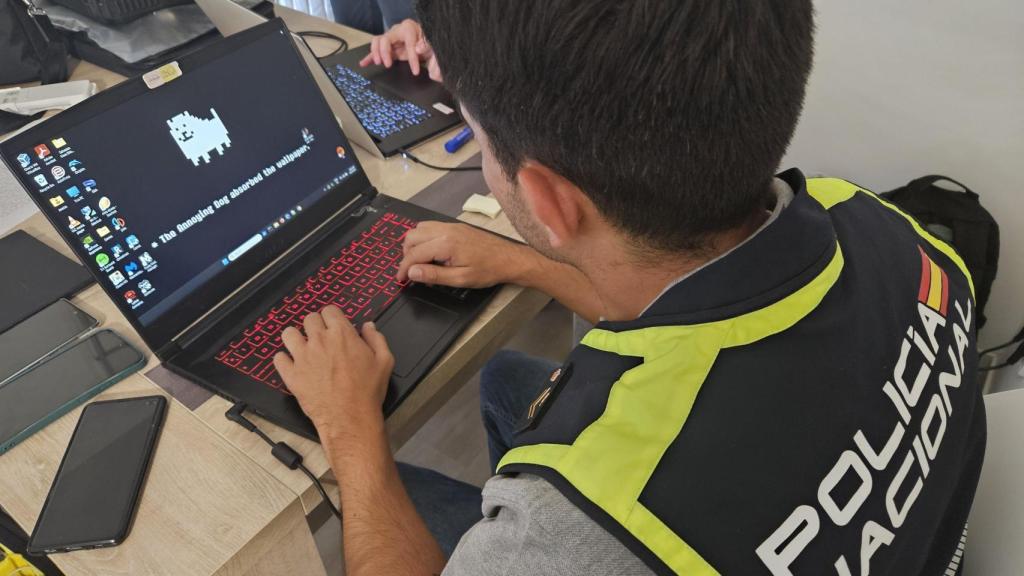 Uno de los investigadores, durante la operación.