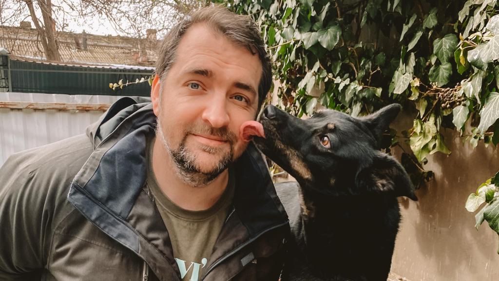 Leonid con un perro.