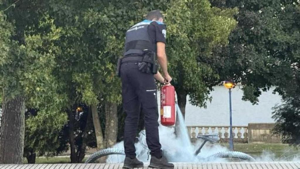 Imagen del Policía Local apagando el fuego.