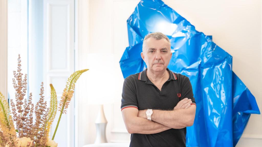 Manuel Vilas posa en el hall de El Autor y nos habla de las mujeres que más le inspiran.