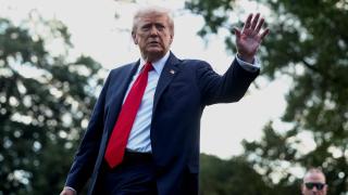 Trump saluda a los periodistas antes de volar a Nueva York en el Marine One.