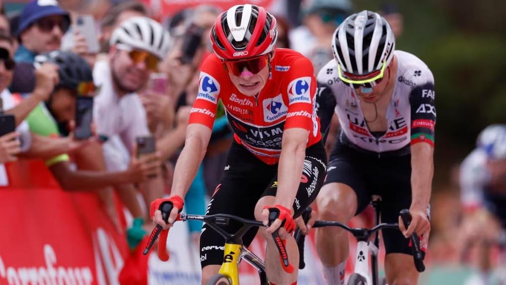 Vingegaard y Almeida disputan el 'sprint' en una etapa de esta Vuelta.