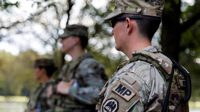 Miembros de la Guardia Nacional de Lousiana patrullan el National Mall de Washington.