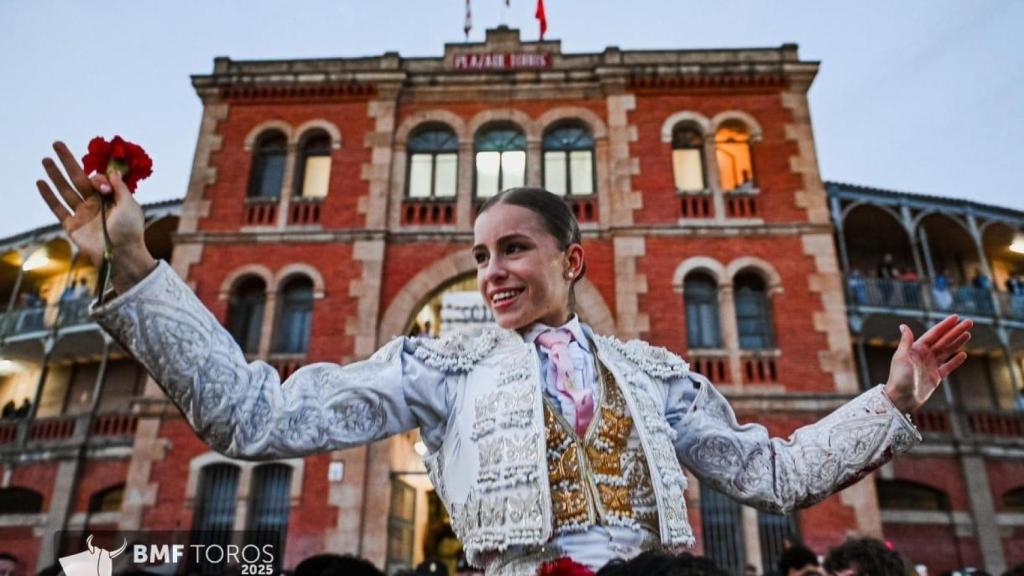 La novillera madrileña Olga Casado abre la primera puerta grande de La Glorieta en la Feria de Salamanca