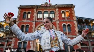 Puerta Grande de Olga Casado en la primera de abono de Salamanca