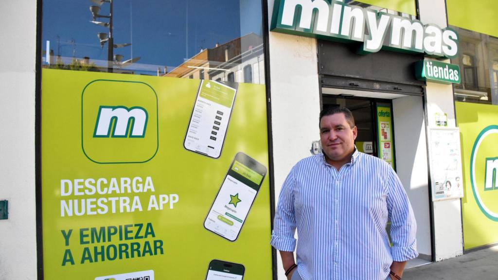 Vicente, gerente del Minymas en la plaza Maestro Haedo