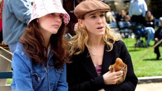 Charlotte York junto al personaje de Carrie Bradshaw en uno de los capítulos de la serie.