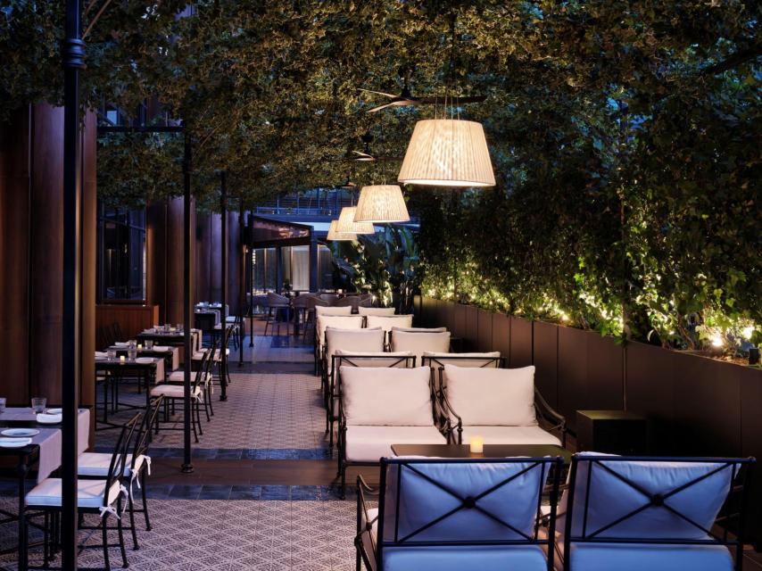 La terrada del Tendiez Restaurant está decorada en blanco y negro.