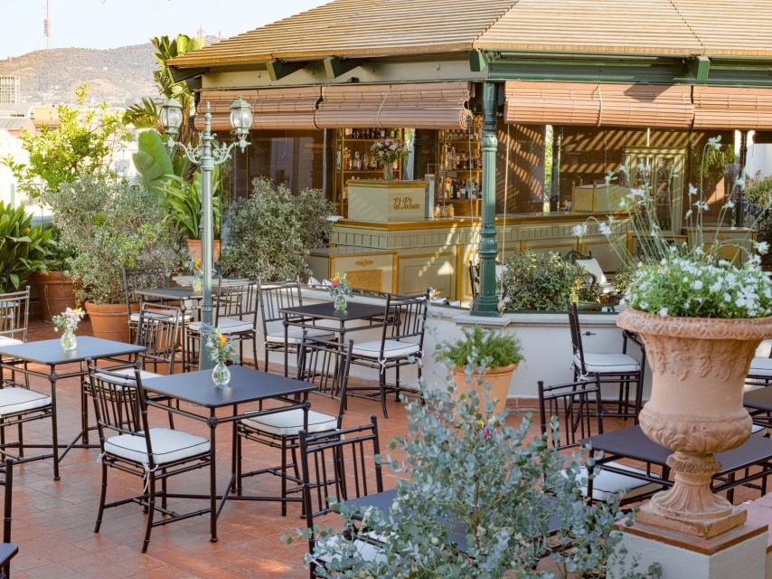 El 'rooftop' del Palace Barcelona con elegantes sillas de aluminio negro.