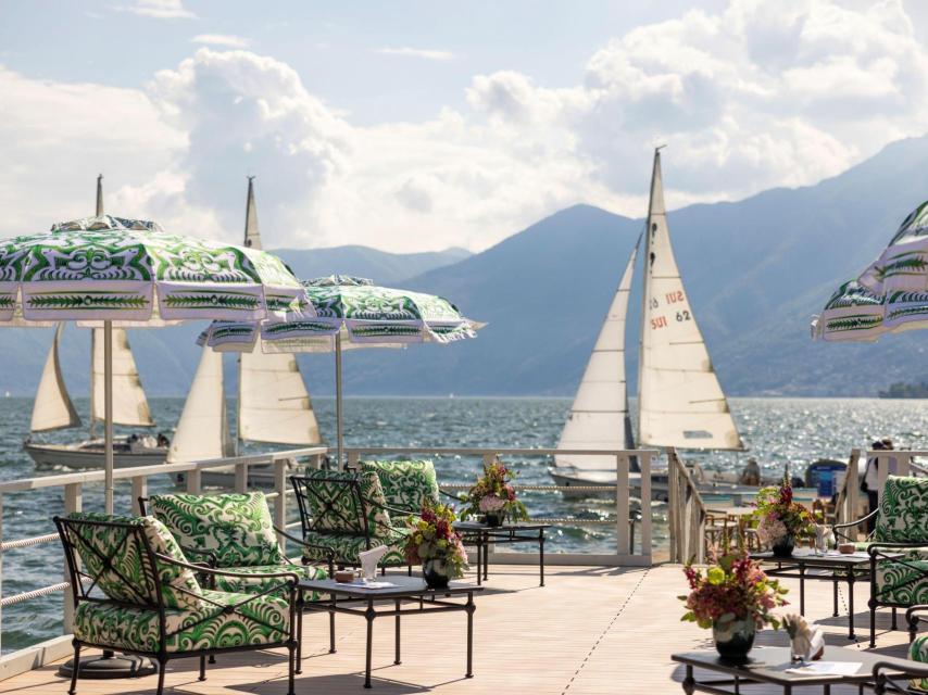 Uno de los exteriores del resort que da al puerto con textiles estampados.